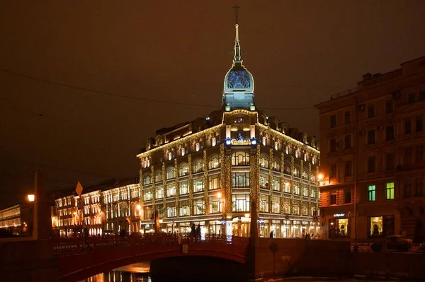 Walk along the night decorated for New Year 's Petersburg — стоковое фото