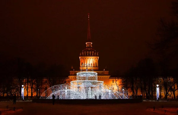 Um passeio pela noite decorado para Petersburgo de Ano Novo — Fotografia de Stock