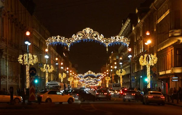 Прогулянка вздовж ночі, прикрашеної для Нового року в Петербурзі, Невський перспектива — стокове фото