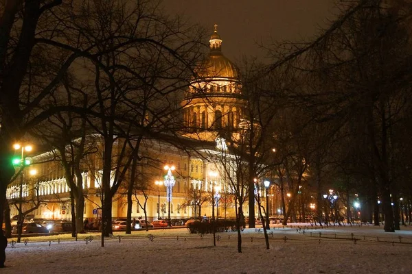 A walk through the night decorated for New Year 's Petersburg — стоковое фото