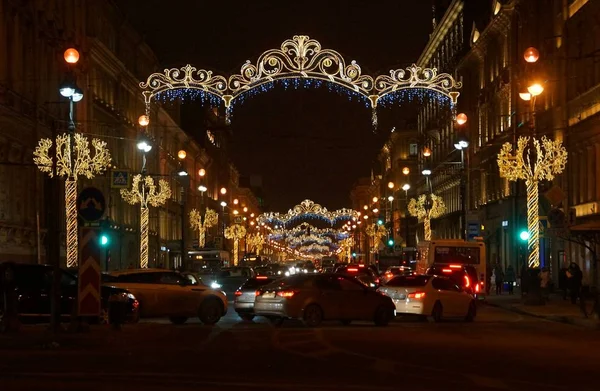 Promenade le long de la nuit décorée pour le Nouvel An Petersburg, Nevsky Prospect — Photo