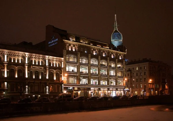 Procházka Podél Noci Zdobené Nový Rok Petrohradě Obchodní Dům Červeném — Stock fotografie