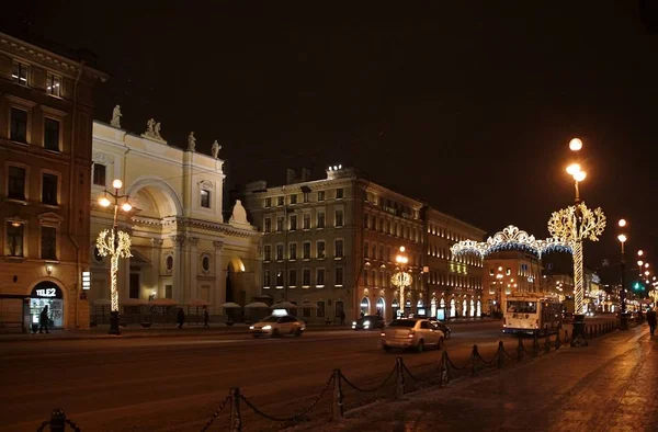 Wandeling langs de nacht gedecoreerd voor Nieuwjaar Petersburg, Nevsky Prospect — Stockfoto