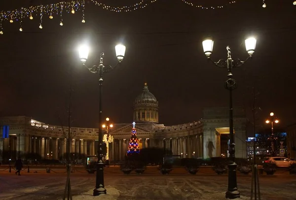 Caminhe ao longo da noite decorada para Petersburgo de Ano Novo, Malaya Konyushennaya — Fotografia de Stock