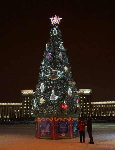 Прогулка по ночному убранству для Нового года на Московском проспекте — стоковое фото