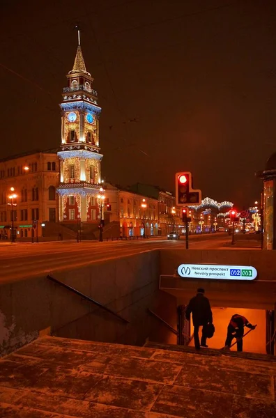 Decorazione natalizia della città con luci luminose elettriche — Foto Stock
