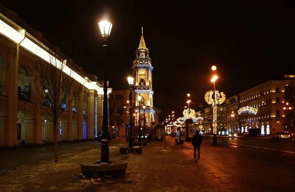 Decorações festivas de Natal e luzes elétricas nas ruas de São Petersburgo — Fotografia de Stock