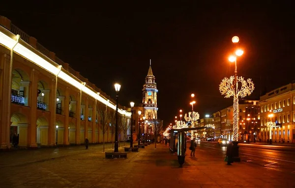 Weihnachtliche festliche dekoration und elektrische beleuchtung in den straßen von st. petersburg — Stockfoto