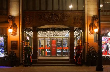 Yeni yıl Petersburg, Bolshaya Konyushennaya caddesi için dekore edilmiş gece boyunca yürü