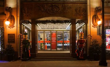 Yeni yıl Petersburg, Bolshaya Konyushennaya caddesi için dekore edilmiş gece boyunca yürü