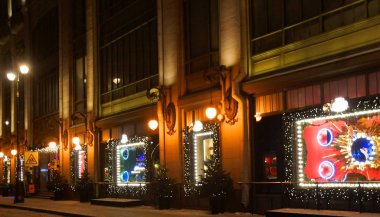 Yeni yıl Petersburg, Bolshaya Konyushennaya caddesi için dekore edilmiş gece boyunca yürü
