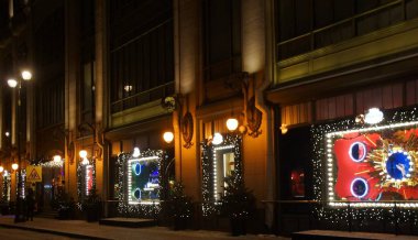 Yeni yıl Petersburg, Bolshaya Konyushennaya caddesi için dekore edilmiş gece boyunca yürü