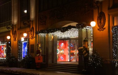 Yeni yıl Petersburg, Bolshaya Konyushennaya caddesi için dekore edilmiş gece boyunca yürü