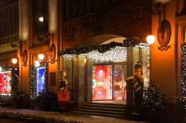 Yeni yıl Petersburg, Bolshaya Konyushennaya caddesi için dekore edilmiş gece boyunca yürü