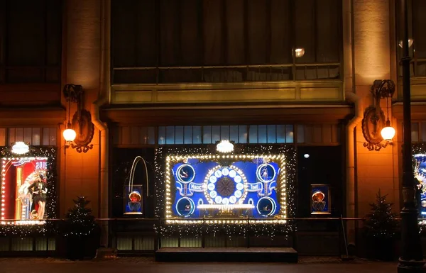 Прогулка по ночам, украшенным для Нового года в Петербурге, улица Большая Конюшенная — стоковое фото