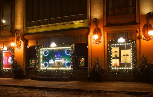 Caminhe ao longo da noite decorada para Petersburgo de Ano Novo, Bolshaya Konyushennaya rua — Fotografia de Stock