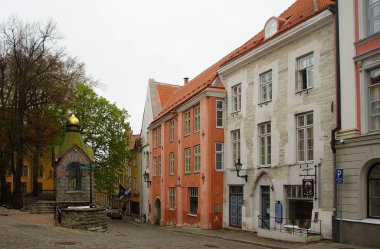 Tallinn 'in tarihi bölümünde ilginç bir yürüyüş.
