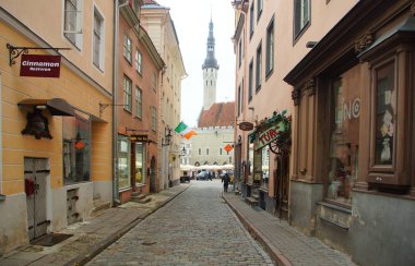 Tallinn 'in tarihi bölümünde ilginç bir yürüyüş.