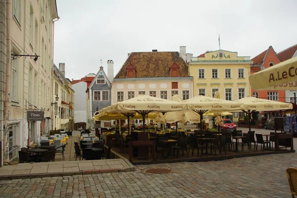 Lente in de ochtend stad en een interessante wandeling in het historische deel van Tallinn — Stockfoto