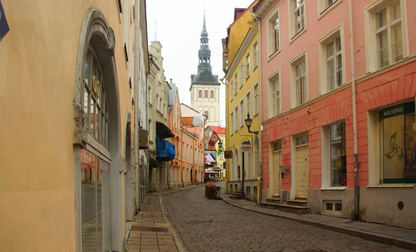 Caminhada interessante na parte histórica de Tallinn — Fotografia de Stock