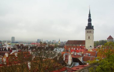Bahar sabahı şehri ve Tallinn 'in tarihi bölümünde ilginç bir yürüyüş.