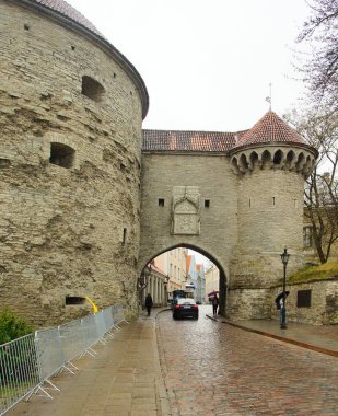 Bahar sabahı şehri ve Tallinn 'in tarihi bölümünde ilginç bir yürüyüş.