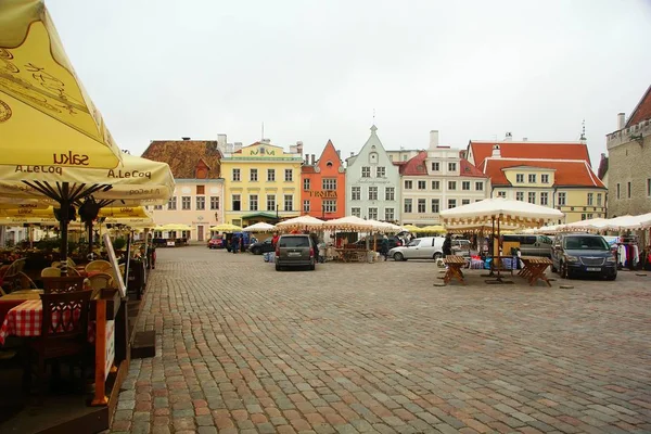 Wiosenne miasto poranne i ciekawy spacer w historycznej części Tallina — Zdjęcie stockowe