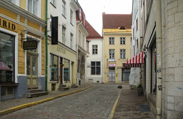Интересная прогулка в исторической части Таллинна — стоковое фото