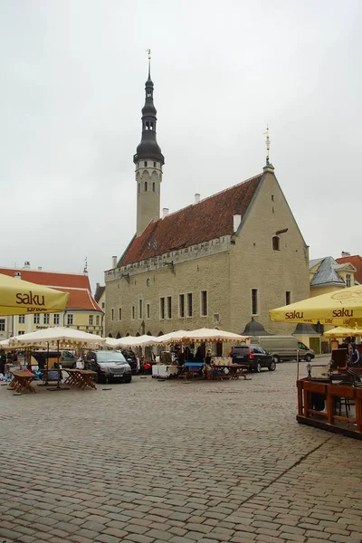 Våren morgon stad och en intressant promenad i den historiska delen av Tallinn — Stockfoto