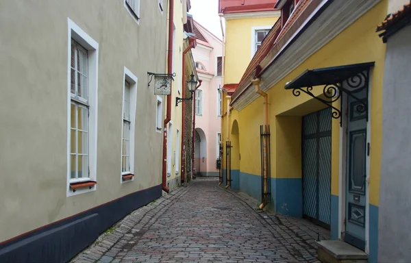 La ciudad de la mañana de primavera y un interesante paseo por la parte histórica de Tallin —  Fotos de Stock