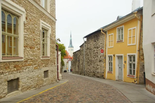 Jarní ranní město a zajímavá procházka historickou částí Talinu — Stock fotografie