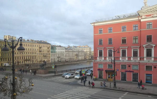 Vista del puente de Anichkov y el río fuente desde la ventana —  Fotos de Stock