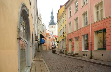 Tallinn 'in tarihi bölümünde ilginç bir yürüyüş.