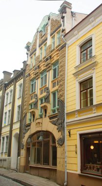 Pikk Caddesi 'ndeki Ejderha Evi' nin tarihi kısmı boyunca bahar sabahı yürüyüşü.