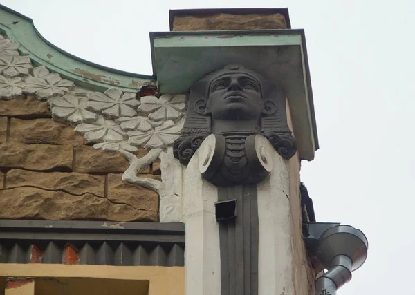 Paseo matutino de primavera por la parte histórica de la ciudad, Dragon House en la calle Pikk — Foto de Stock