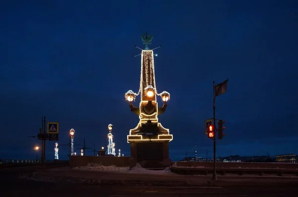 Caminhe ao longo da noite decorada para Petersburgo de Ano Novo — Fotografia de Stock