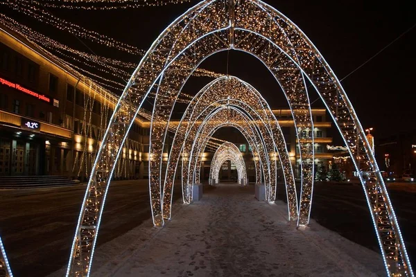 Décoration de Noël de la ville avec des lumières électriques — Photo