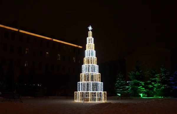 Décoration de Noël de la ville avec des lumières électriques — Photo