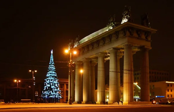 Juldekoration av staden med elektriska glödande ljus — Stockfoto