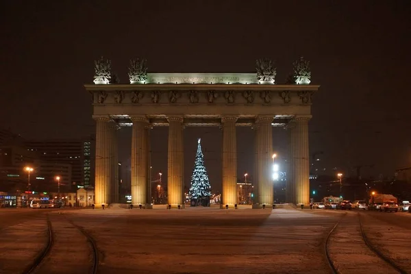Різдвяна прикраса міста електричними світильниками — стокове фото