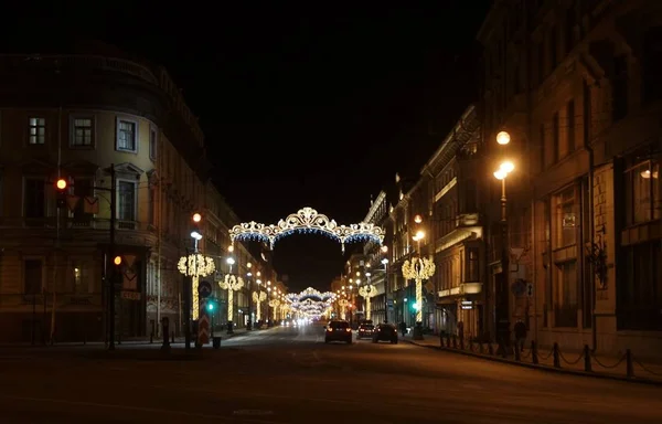 Caminhe ao longo da noite decorada para Petersburgo de Ano Novo, Nevsky Prospect — Fotografia de Stock