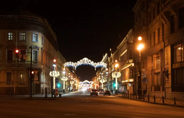 Yeni yıl Petersburg 'u için dekore edilmiş Nevsky Prospect gece boyunca yürür.