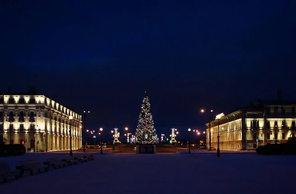 Paseo a lo largo de la noche decorada para el Año Nuevo Petersburgo — Foto de Stock