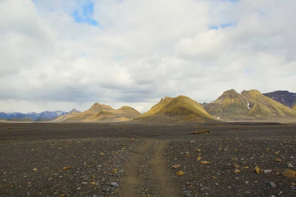 Zimny letni poranek i ekscytująca wędrówka w górach Islandii — Zdjęcie stockowe