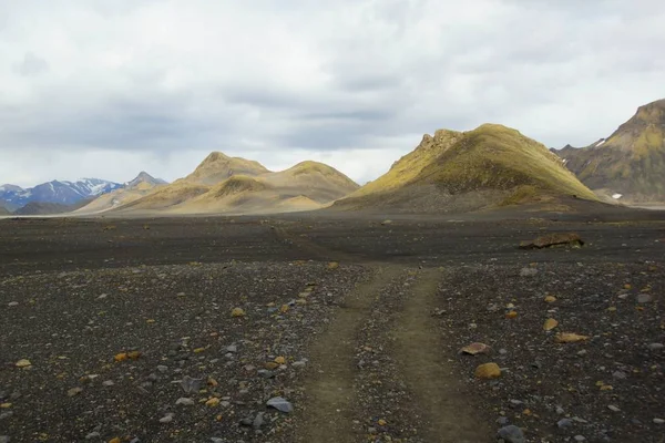 Una fresca mañana de verano y una emocionante caminata por las montañas de Islandia — Foto de Stock