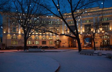 Yeni yıl için dekore edilmiş Lomonosov Meydanı 'nda gece boyunca yürüyün