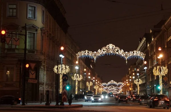 Paseo por la noche decorada para el Año Nuevo Petersburgo, Nevsky Prospect — Foto de Stock