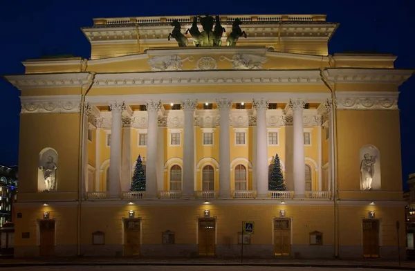 Loop door de nacht gedecoreerd met Nieuwjaar, de gevel van het Alexandrinsky Theater — Stockfoto