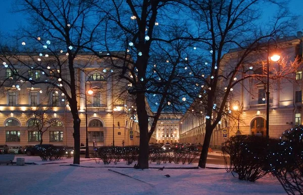 Caminhe ao longo da noite decorada para o Ano Novo, Praça Lomonosov — Fotografia de Stock