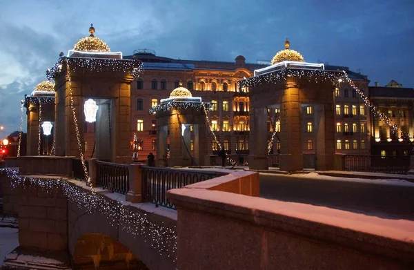 Paseo a lo largo de la noche decorada para el Año Nuevo Petersburgo, Puente Lomonosov — Foto de Stock
